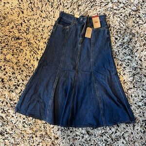 NWT Levi's Medium Wash Denim Tulip Skirt